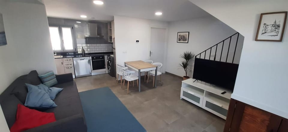 TV and multimedia, Kitchen or kitchenette, Living room, Seating area, Dining area, oven, pet friendly, stove