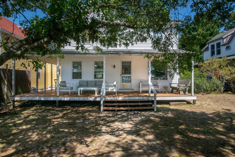 Waterfront Views of Creek- Beach Access House in Wellfleet