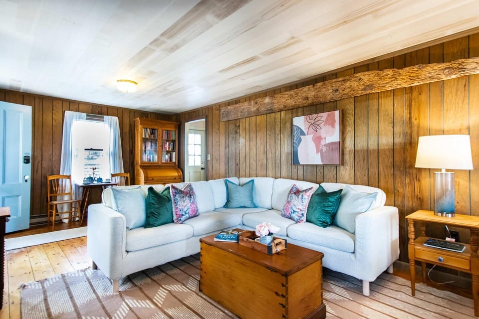Waterfront Views of Creek- Beach Access House in Wellfleet