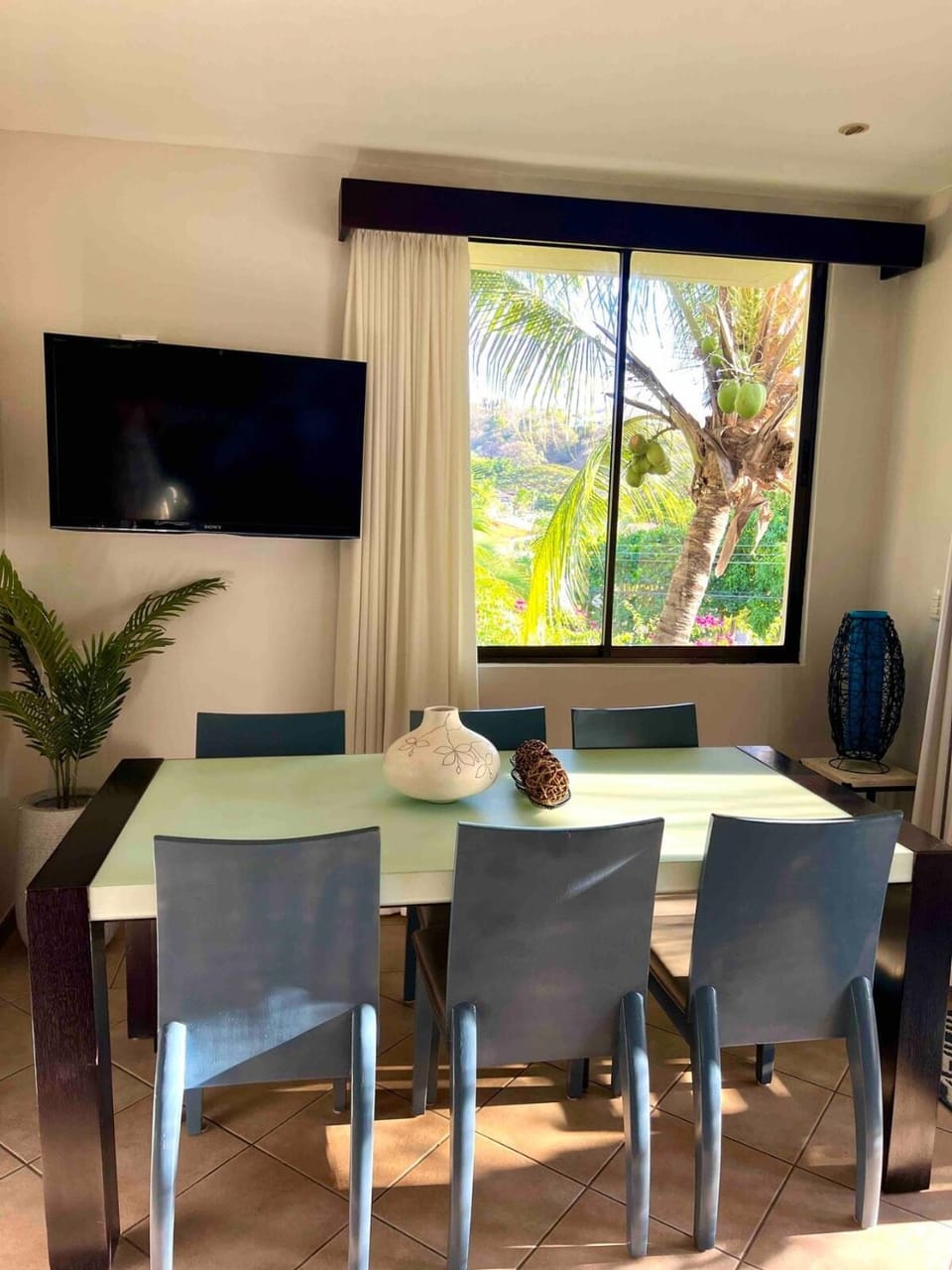 Stylish & Comfortable Condo with Balconies House in Coco