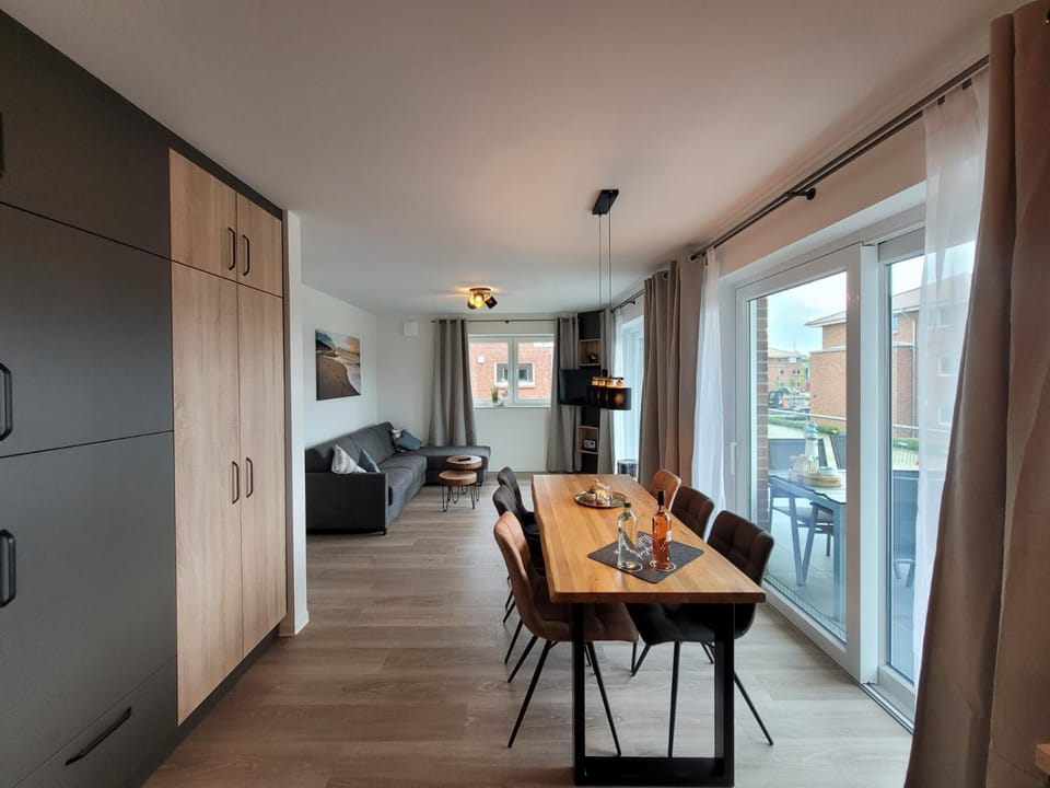 TV and multimedia, Living room, Seating area, Dining area