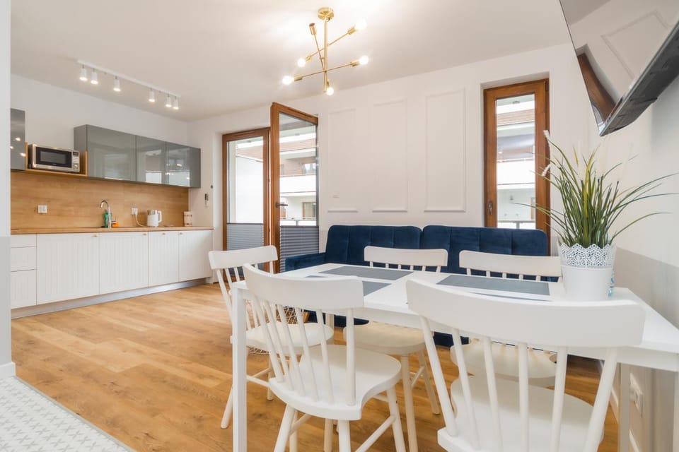 Kitchen or kitchenette, Living room, Seating area, Dining area, dishwasher, microwave, stove