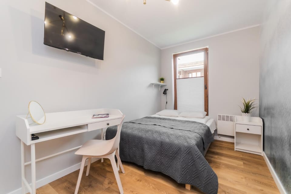Bed, TV and multimedia, Bedroom