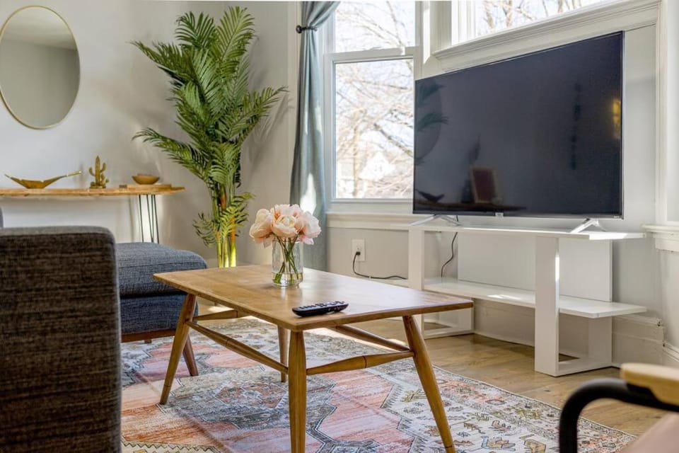 Communal lounge/ TV room, TV and multimedia, Living room, Seating area, Evening entertainment