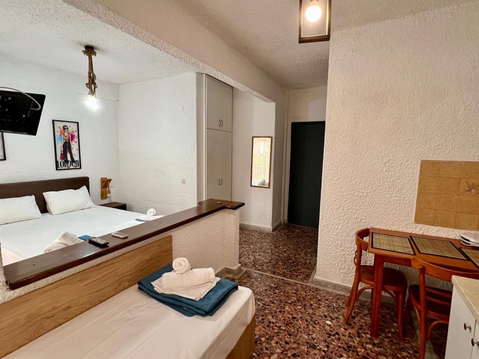 Bed, TV and multimedia, Dining area, Bedroom