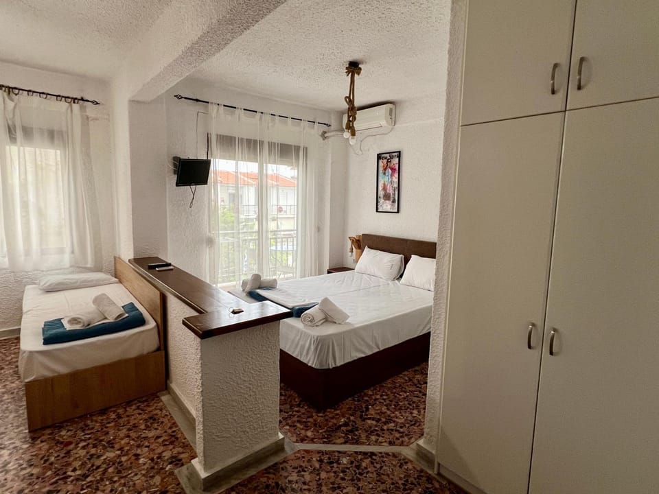 Bed, TV and multimedia, Bedroom, wardrobe