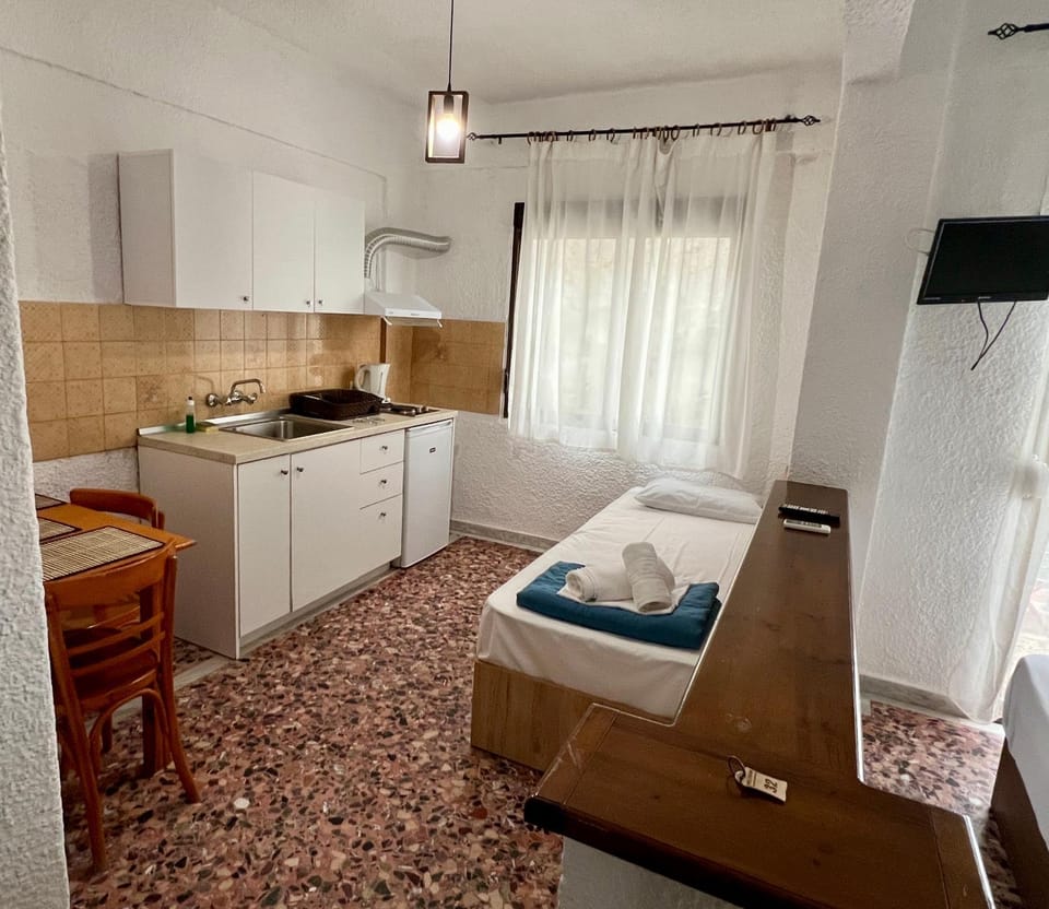 Bed, Kitchen or kitchenette, stove