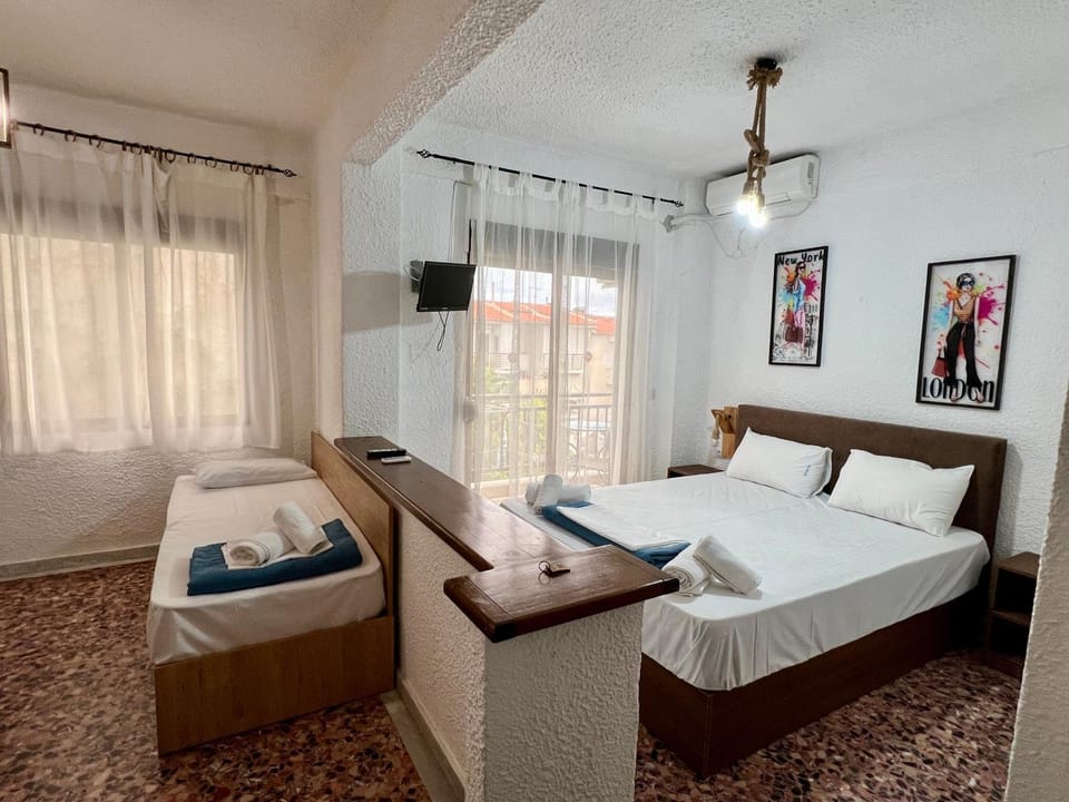Bed, TV and multimedia, Photo of the whole room, Bedroom, towels, air conditioner