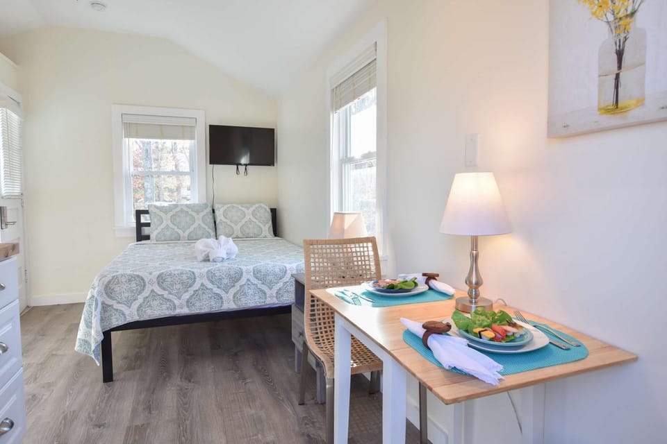 Cozy Colorful Cottage Perfect for 2 House in North Eastham