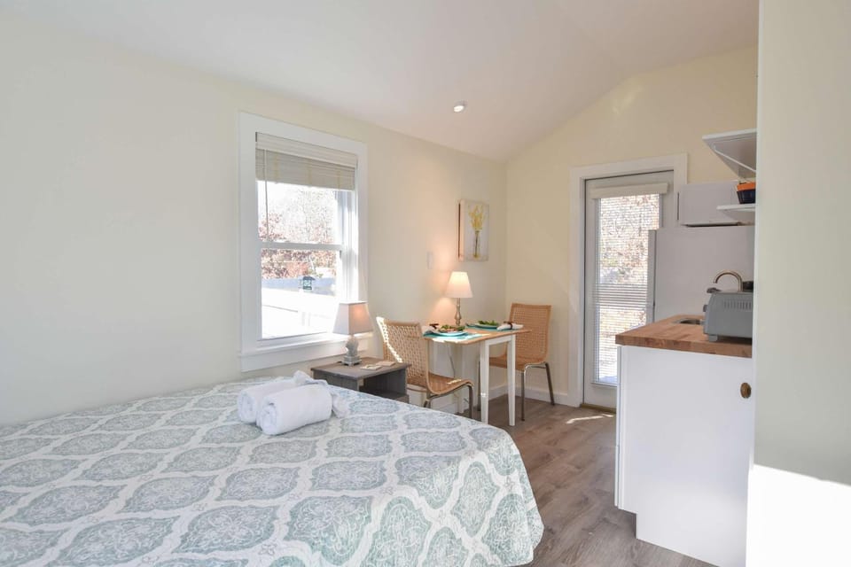 Cozy Colorful Cottage Perfect for 2 House in North Eastham