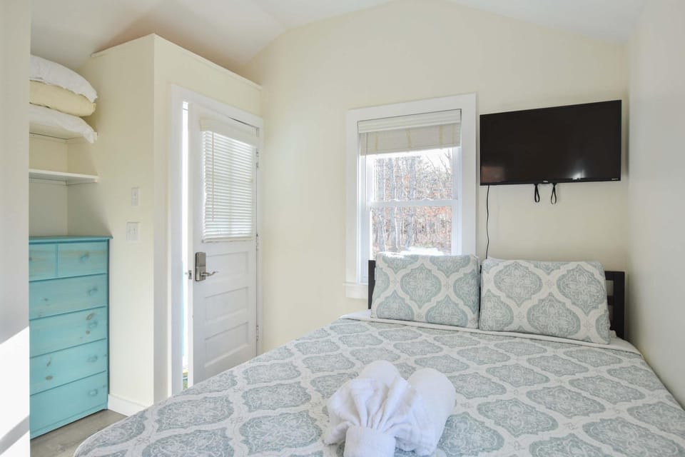 Cozy Colorful Cottage Perfect for 2 House in North Eastham