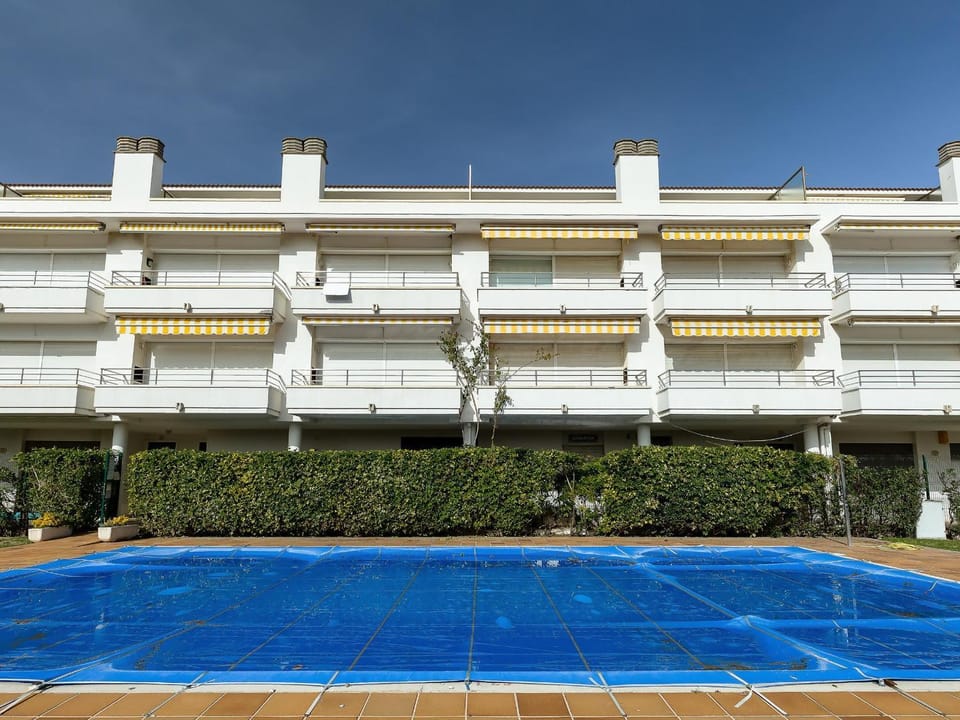 Ático en Primera Línea para 6 con Terraza y Piscina Común - ES-228-60 Apartment in Alt Empordà