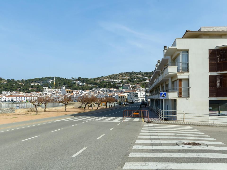 Ático en Primera Línea para 6 con Terraza y Piscina Común - ES-228-60 Apartment in Alt Empordà