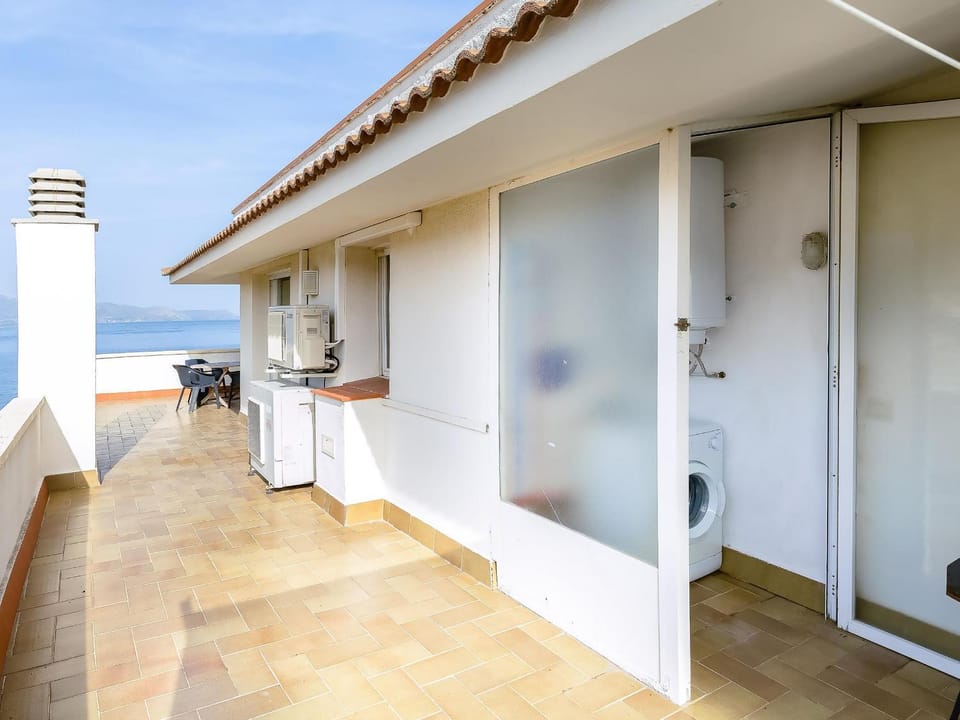 Ático en Primera Línea para 6 con Terraza y Piscina Común - ES-228-60 Apartment in Alt Empordà