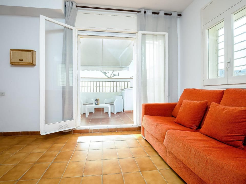 Apartamento en El Port de la Selva: Planta Baja, Terraza y WiFi a Metros de la Playa - ES-228-52 Apartment in Alt Empordà