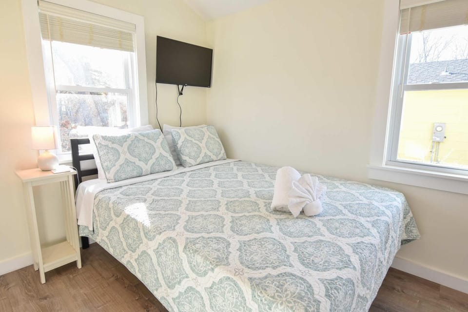4 Min Drive to Bayside Beaches House in North Eastham