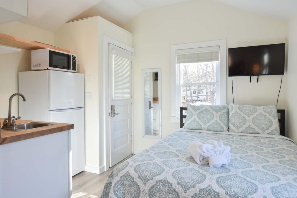 4 Min Drive to Bayside Beaches House in North Eastham