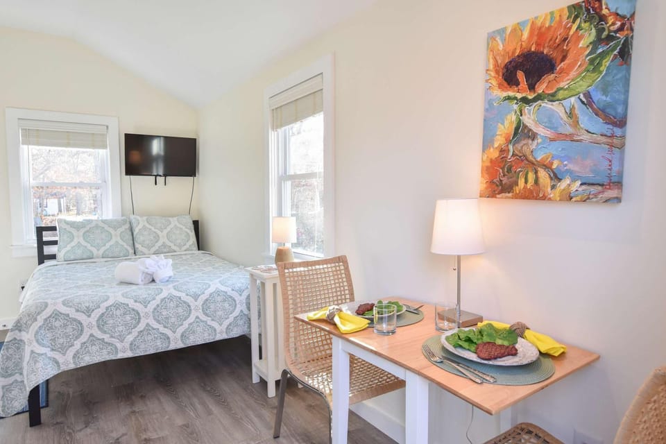 4 Min Drive to Bayside Beaches House in North Eastham