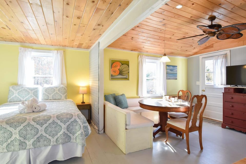 Bright Cottage Close to Bayside Beaches House in North Eastham