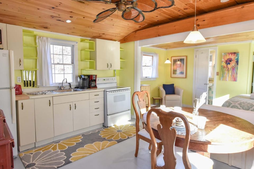 Bright Cottage Close to Bayside Beaches House in North Eastham