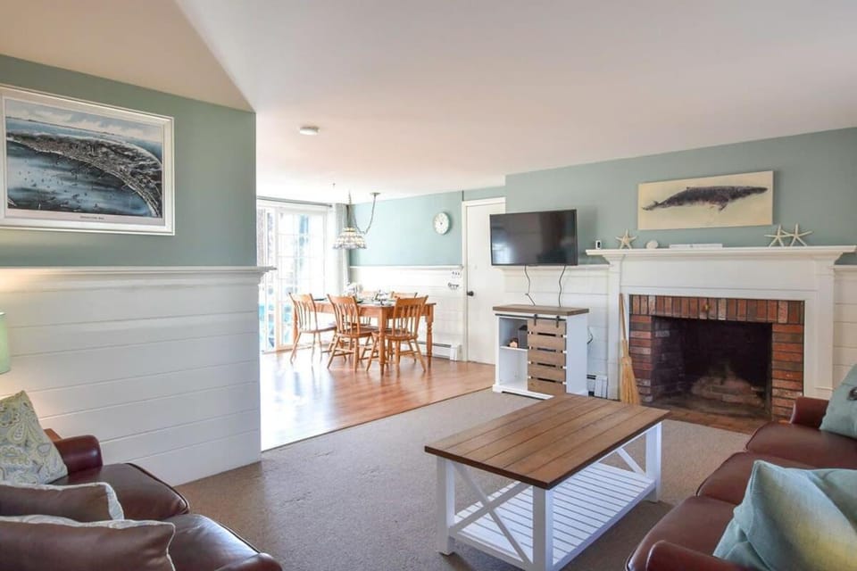 Peace and Quiet & Spacious Back Deck House in Wellfleet