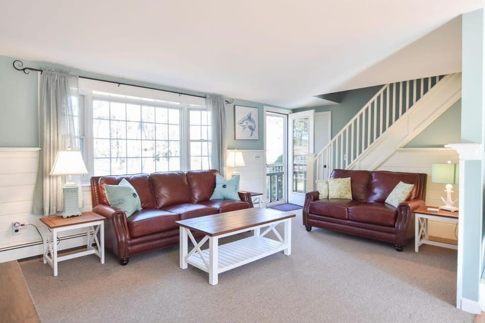 Peace and Quiet & Spacious Back Deck House in Wellfleet