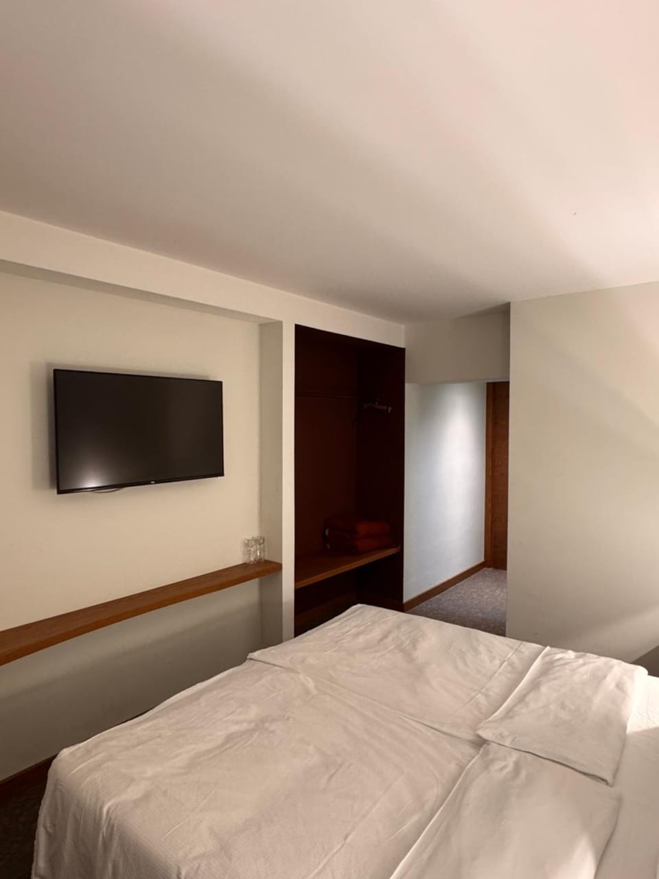 Bed, TV and multimedia, Photo of the whole room, Evening entertainment, Bedroom