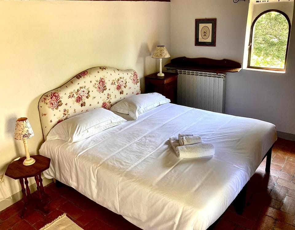 Bedroom, towels