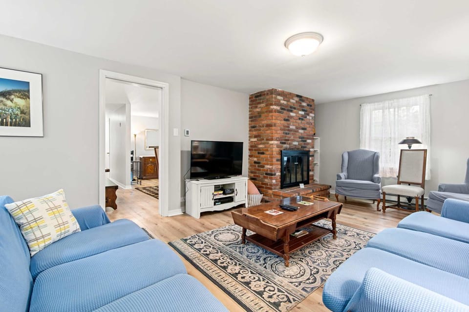Minutes to Bayside Beaches House in North Eastham