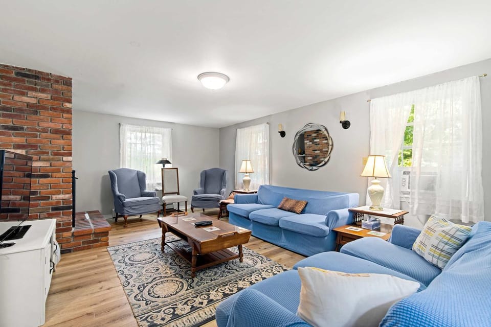 Minutes to Bayside Beaches House in North Eastham