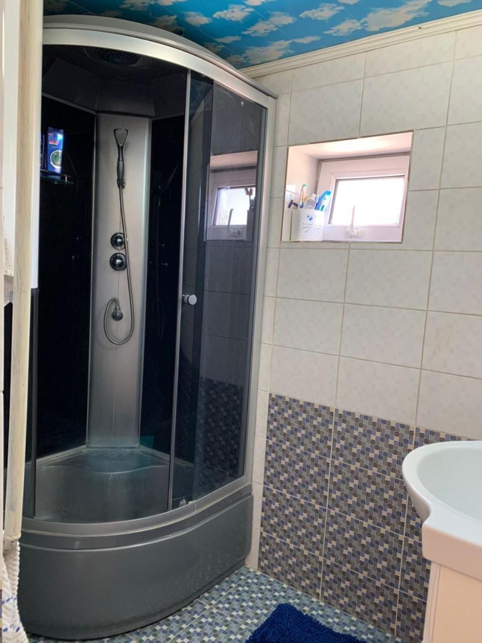 Shower, Internal: Not applicable to any particular room