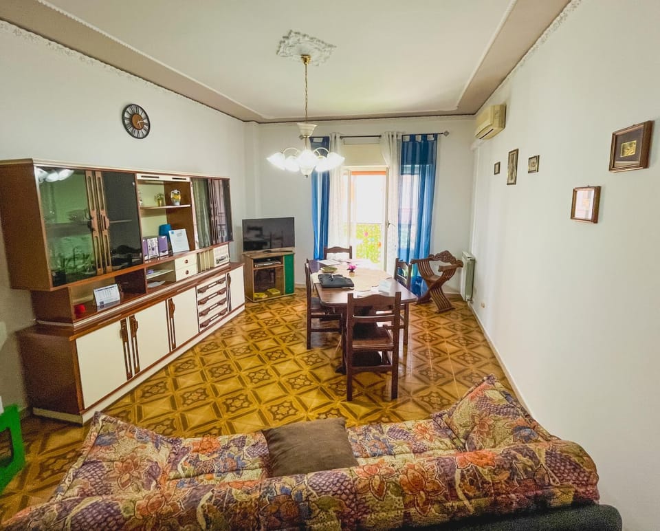 Communal lounge/ TV room, TV and multimedia, Living room, Seating area, Dining area, Lunch, Lunch, air conditioner