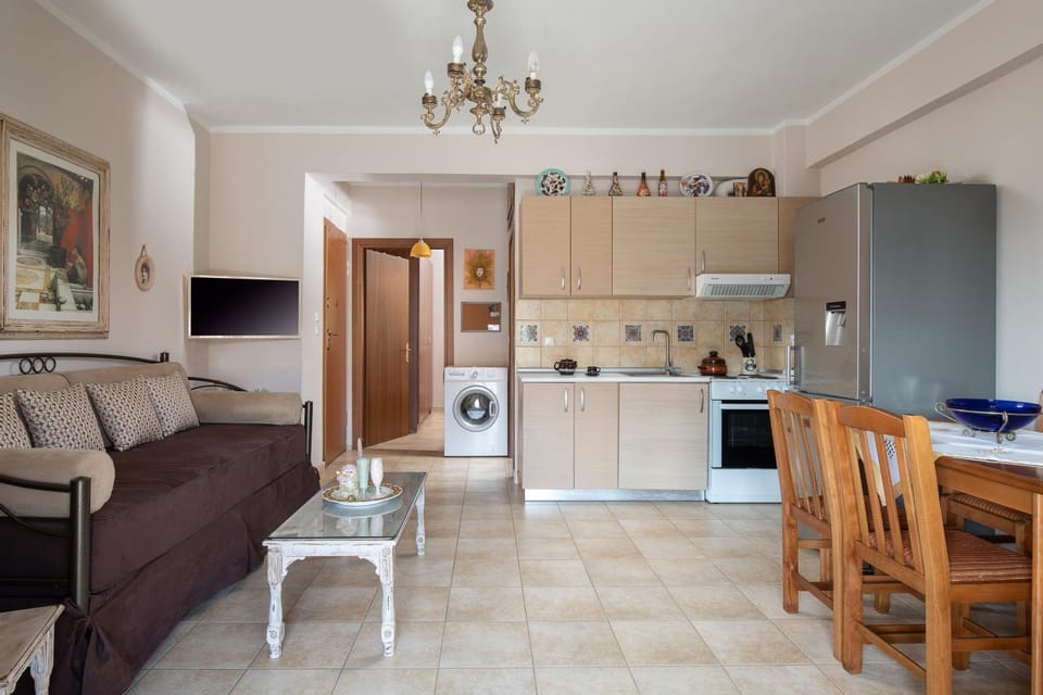 Kitchen or kitchenette, Living room, Seating area, Dining area, pet friendly, stove, washing machine