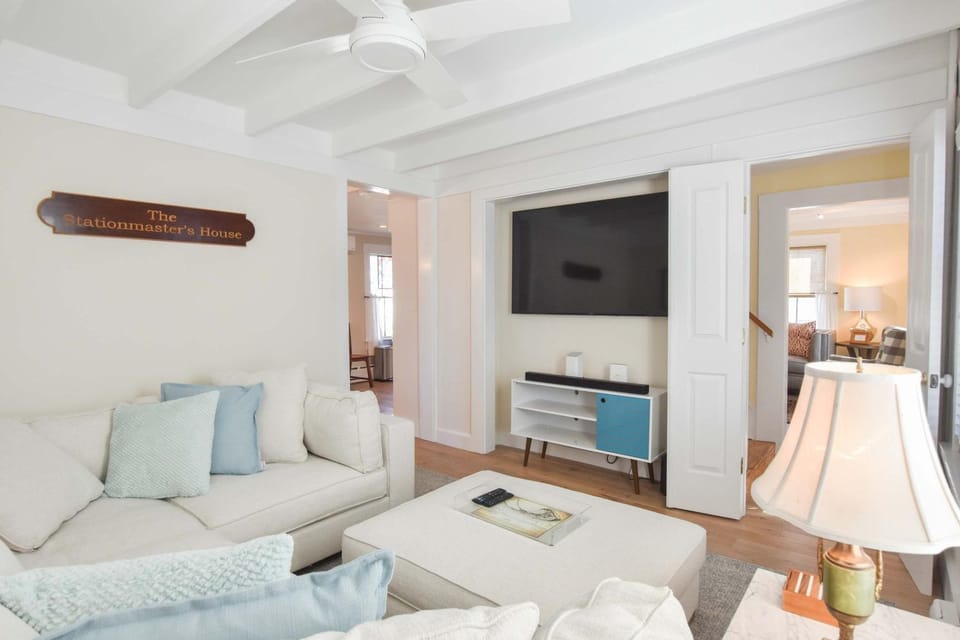 5 Min Walk to Town Patio Yard & A C House in Provincetown