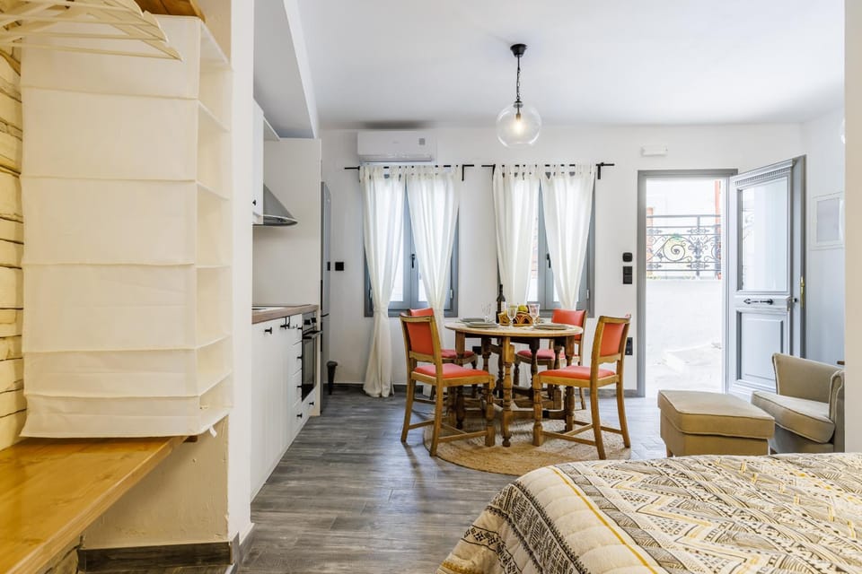 Kitchen or kitchenette, Seating area
