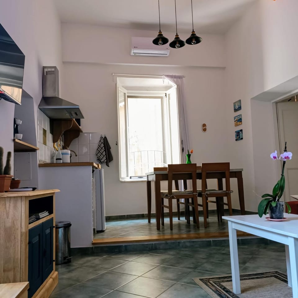 Kitchen or kitchenette, Dining area, air conditioner