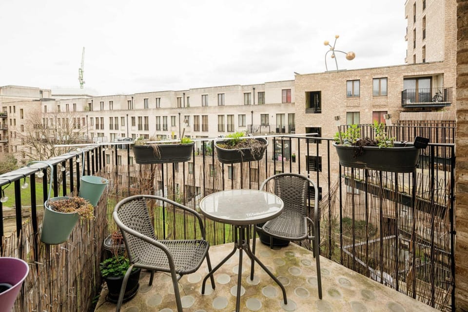 Shiny & Comfy stay with Underground links nearby! Apartment in London