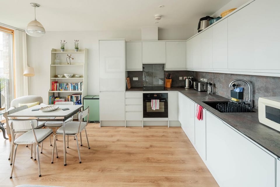 Shiny & Comfy stay with Underground links nearby! Apartment in London