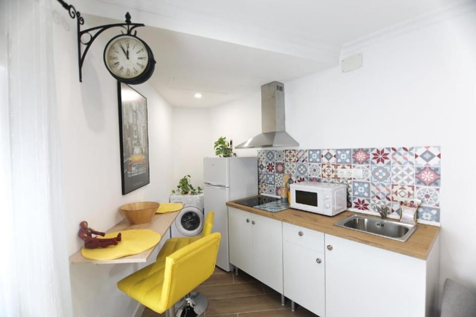Kitchen or kitchenette, minibar, stove