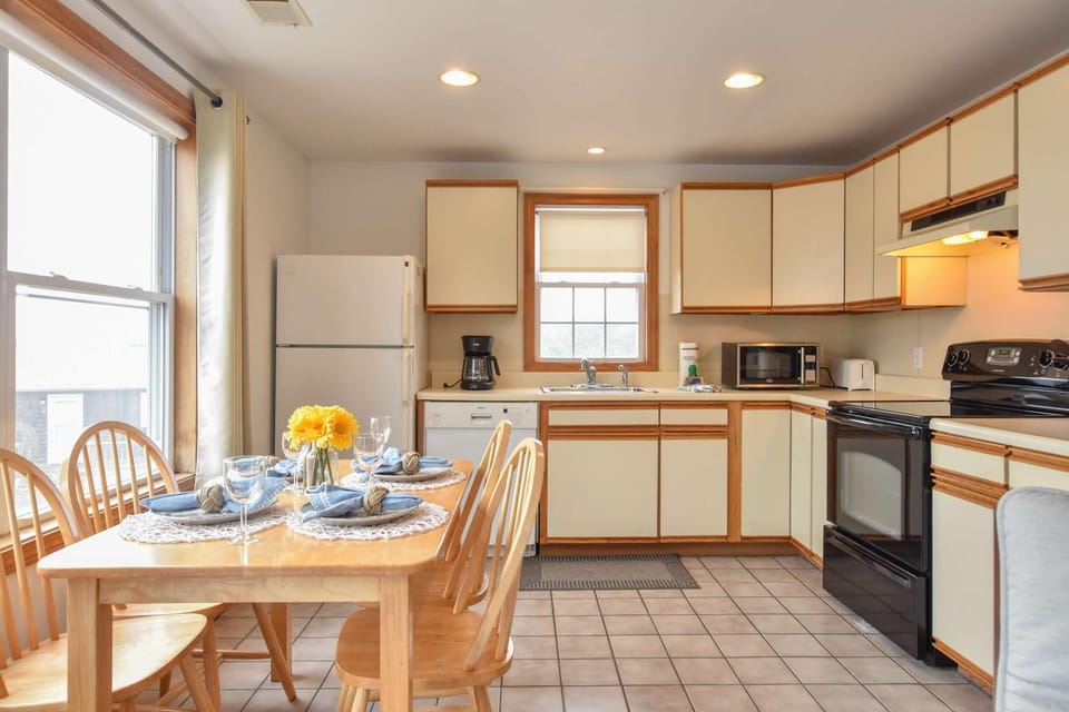 Beautiful Views of Cape Cod Bay House in North Truro