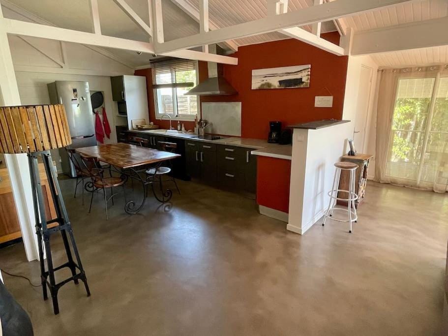 Kitchen or kitchenette, Dining area, minibar, pet friendly