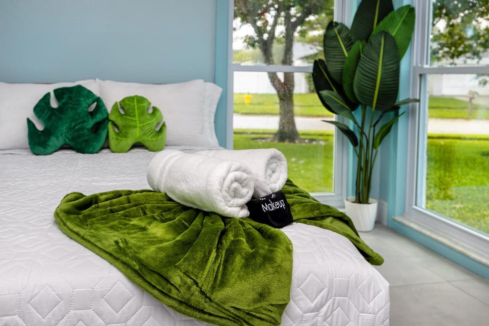 Bed, Photo of the whole room, Bedroom, Garden view, towels