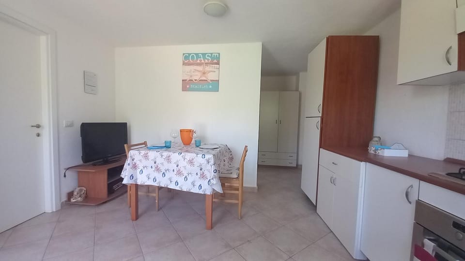 TV and multimedia, Kitchen or kitchenette, Dining area, stove