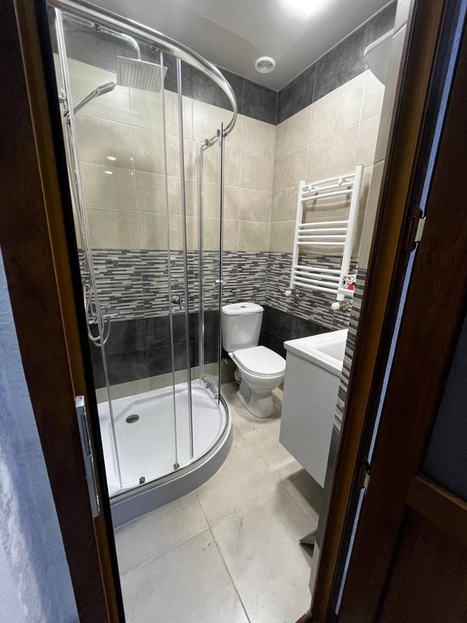 Shower, Toilet, Bathroom, bidet, towels