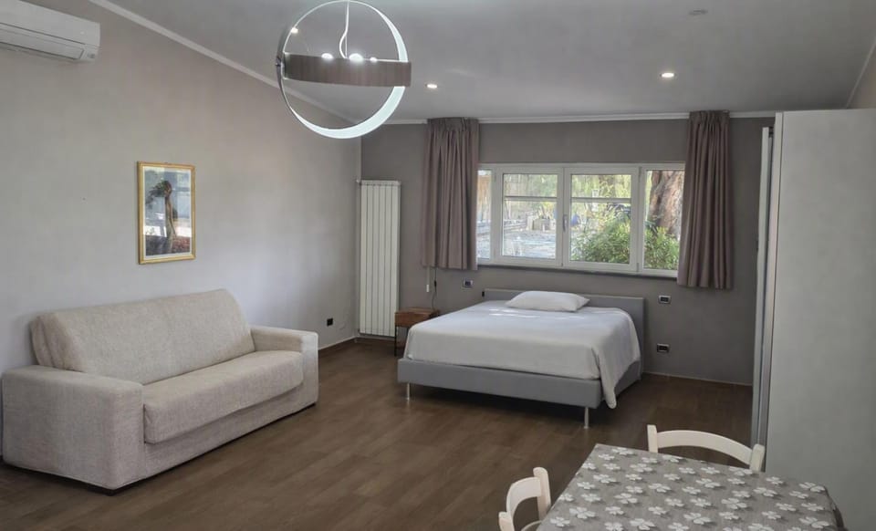 Bed, Living room, Photo of the whole room, Seating area, Bedroom, air conditioner