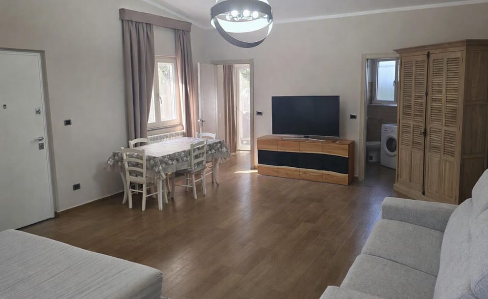 TV and multimedia, Living room, Photo of the whole room, Seating area, Dining area