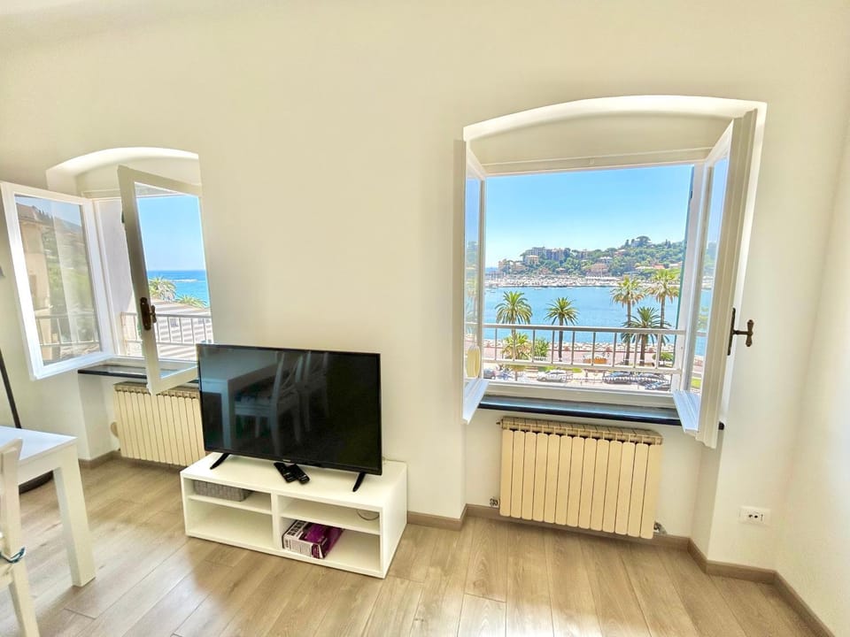 Communal lounge/ TV room, Natural landscape, Sea view