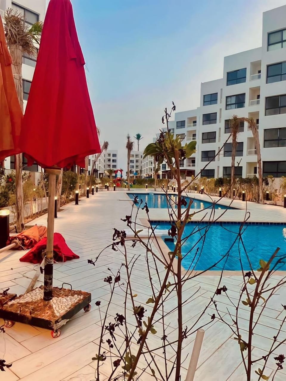 Property building, Swimming pool, sunbed