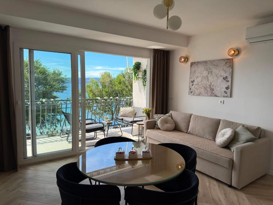 Natural landscape, View (from property/room), Living room, Seating area, Dining area