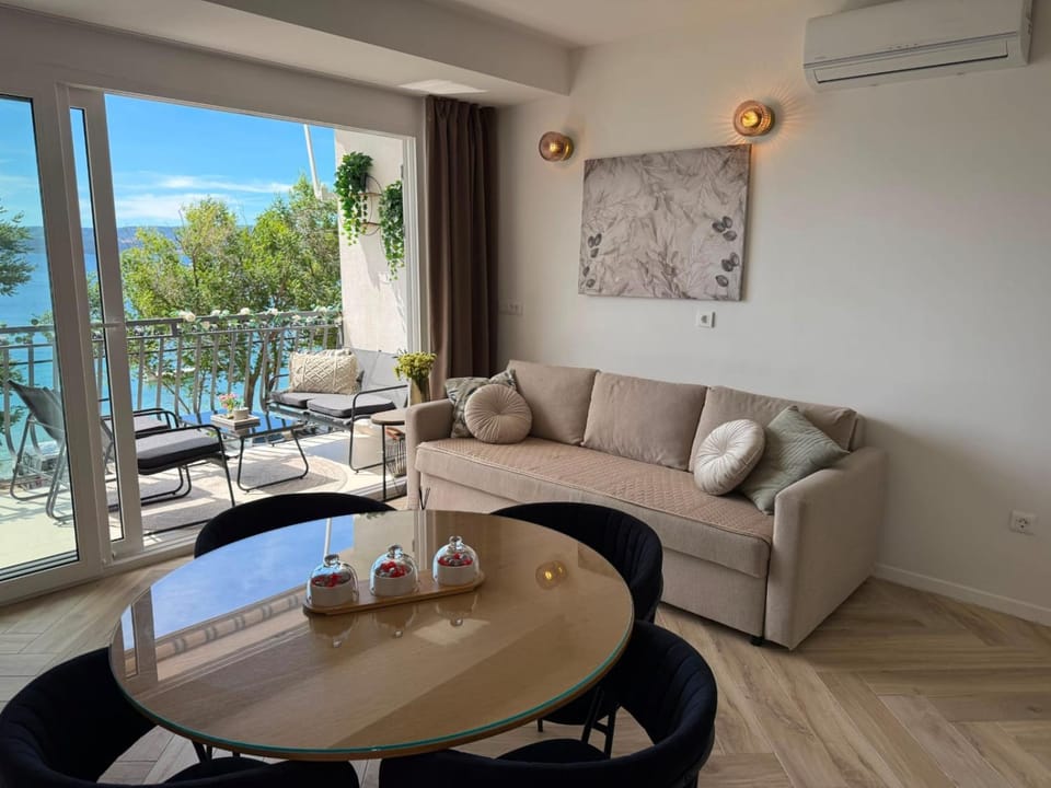 View (from property/room), Living room, Seating area, Dining area, air conditioner